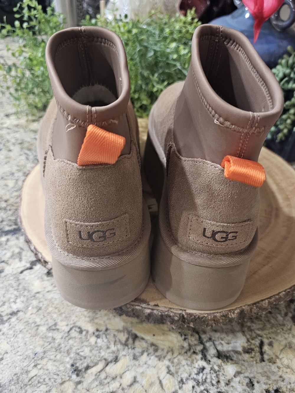 UGG - Picture 6 of 9